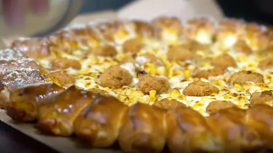 KFC And Pizza Hut Have Made A Chicken Nugget And Gravy Pizza For #NationalPizzaDay
