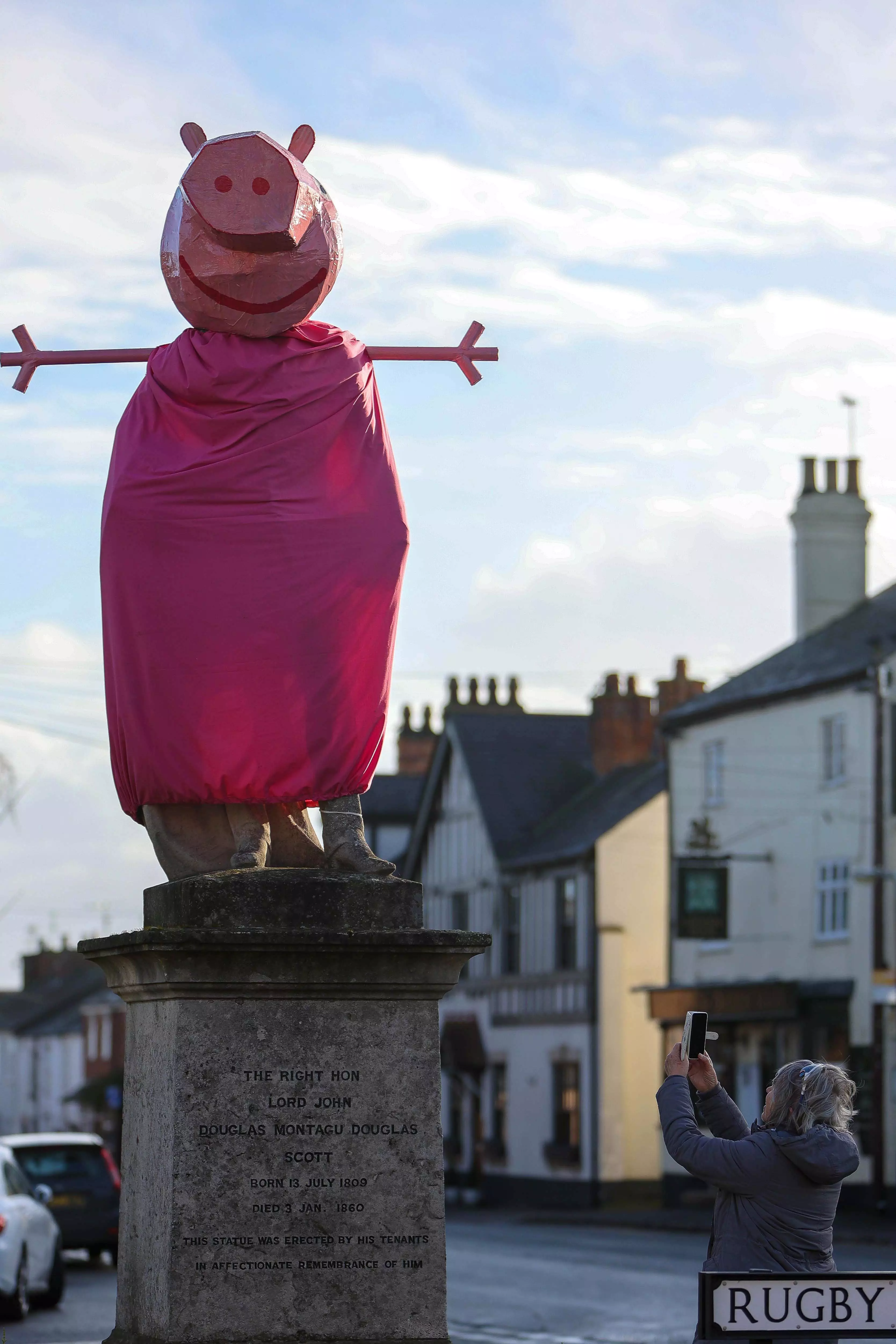 As an annual festive tradition, the commemorative statue has a fancy dress overhaul each year (