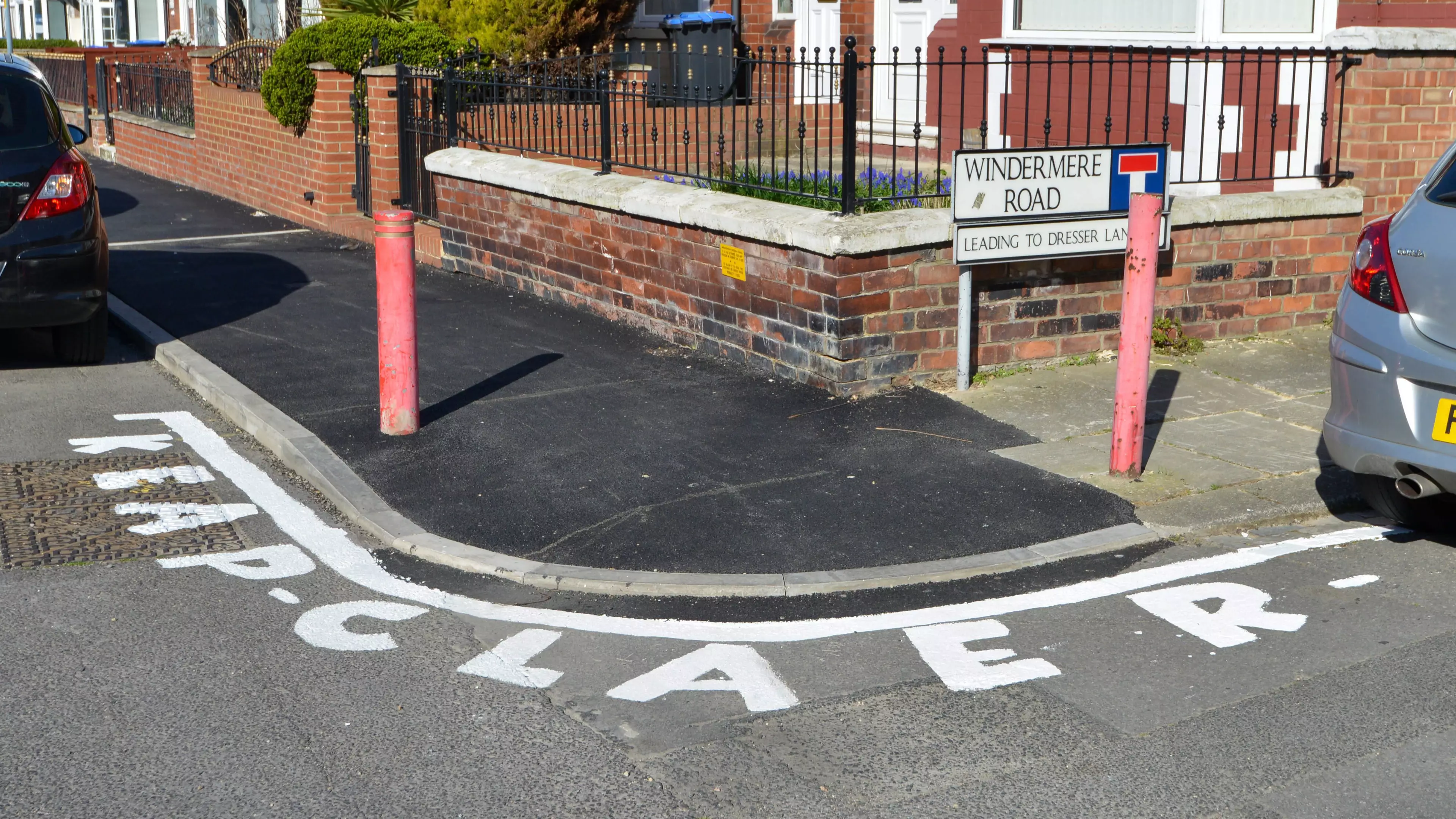 Angry Resident Paints 'Keap Claer' To Stop Motorists Parking On Busy Corner 