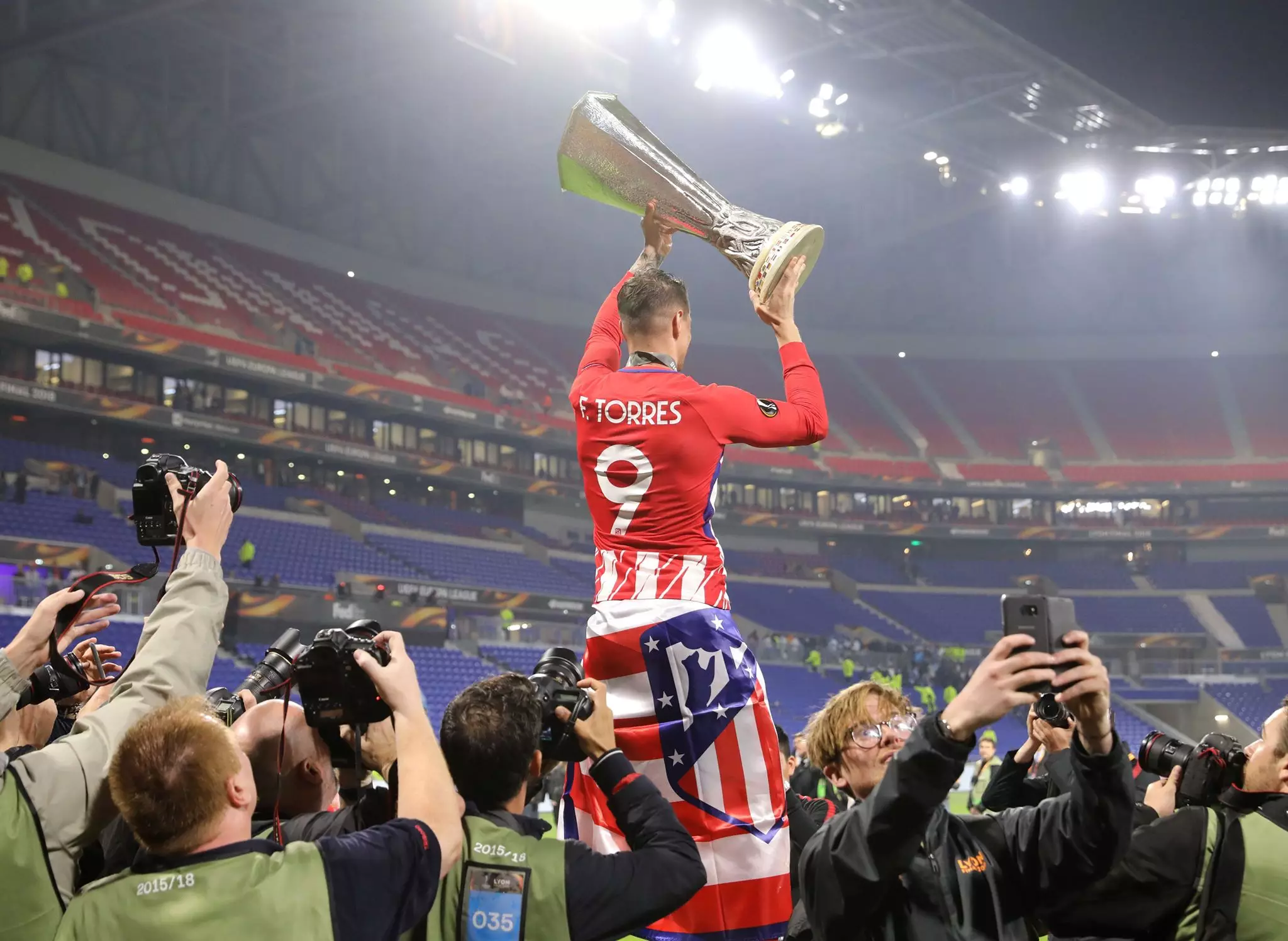 Torres raises silverware. Image: PA