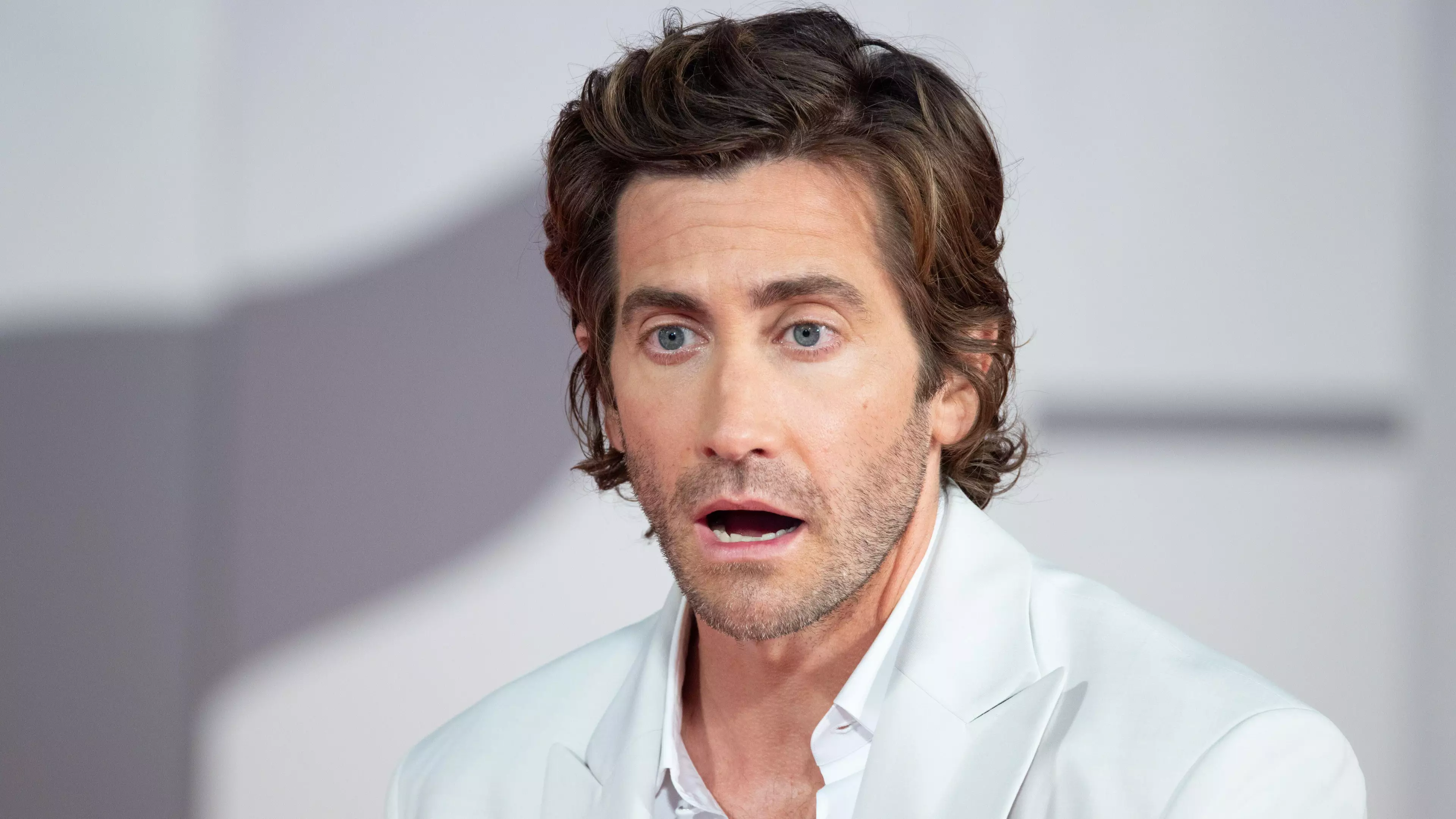 Jake Gyllenhaal Clarifies His Stance On Showering Following Celeb Debate 