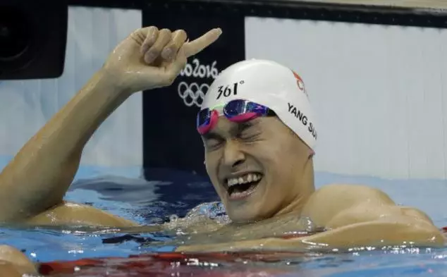 Chinese Swimmer Wins Gold Medal, Celebrates Victory With Epic Fail 