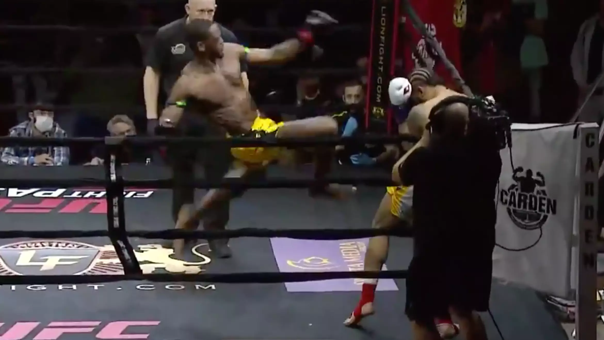 Muay Thai Fighter Steve Walker Knocks Out Opponent With Acrobatic Tornado Kick
