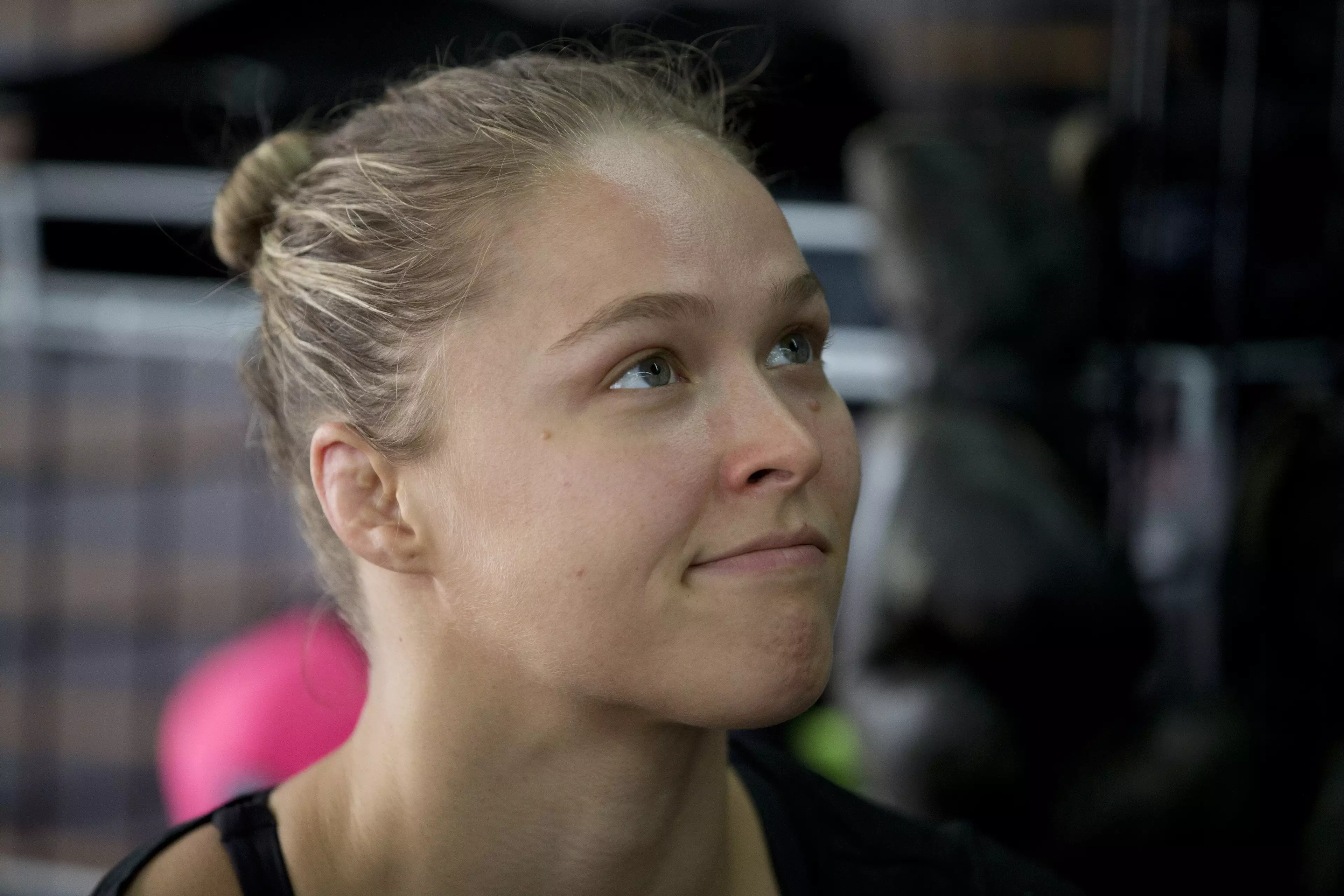 A Healthy Ronda Rousey Eats Apple Like An Unhinged Fruit-Consuming Savage