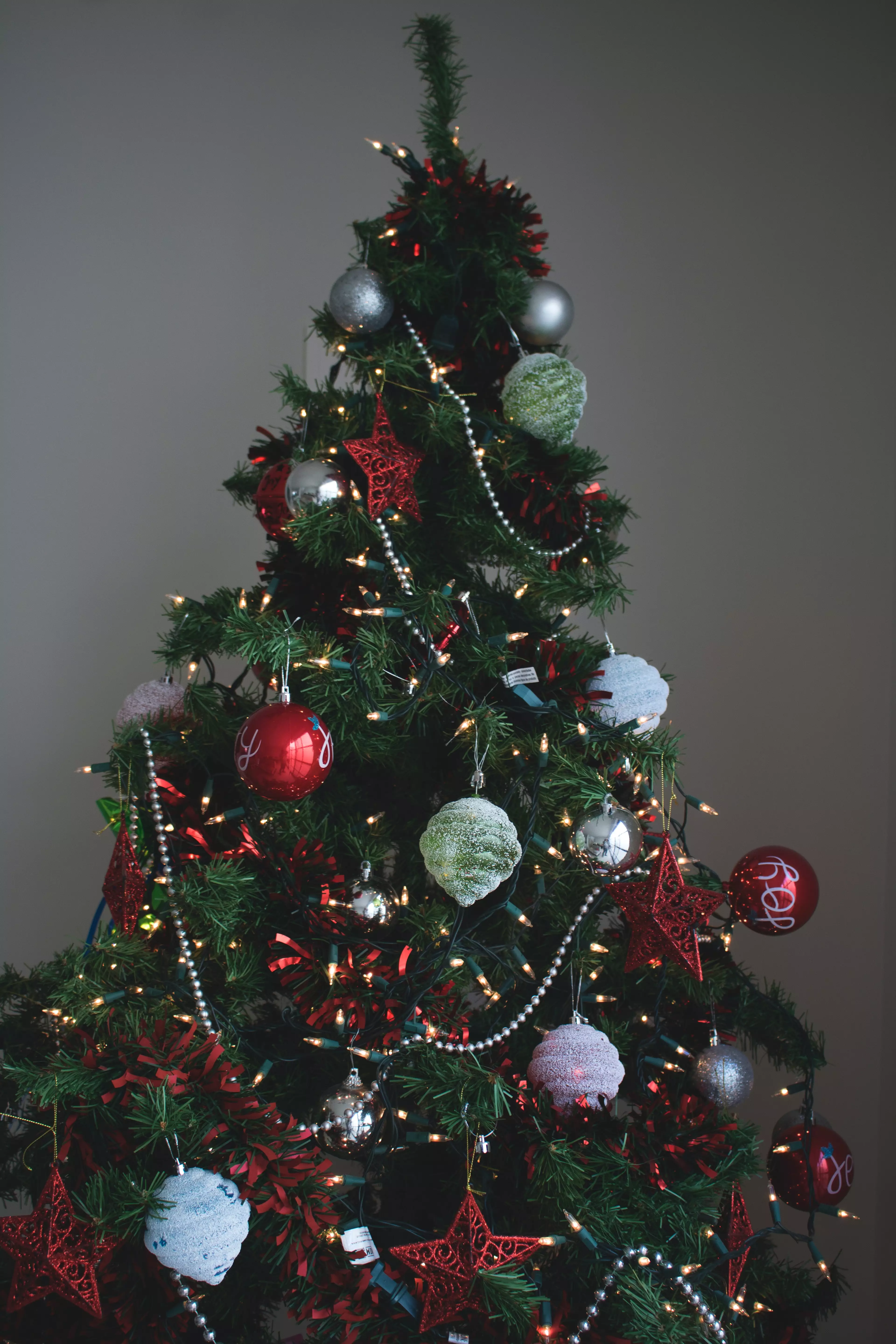 Would you sacrifice decorating the Christmas tree to spend less time taking it down? (
