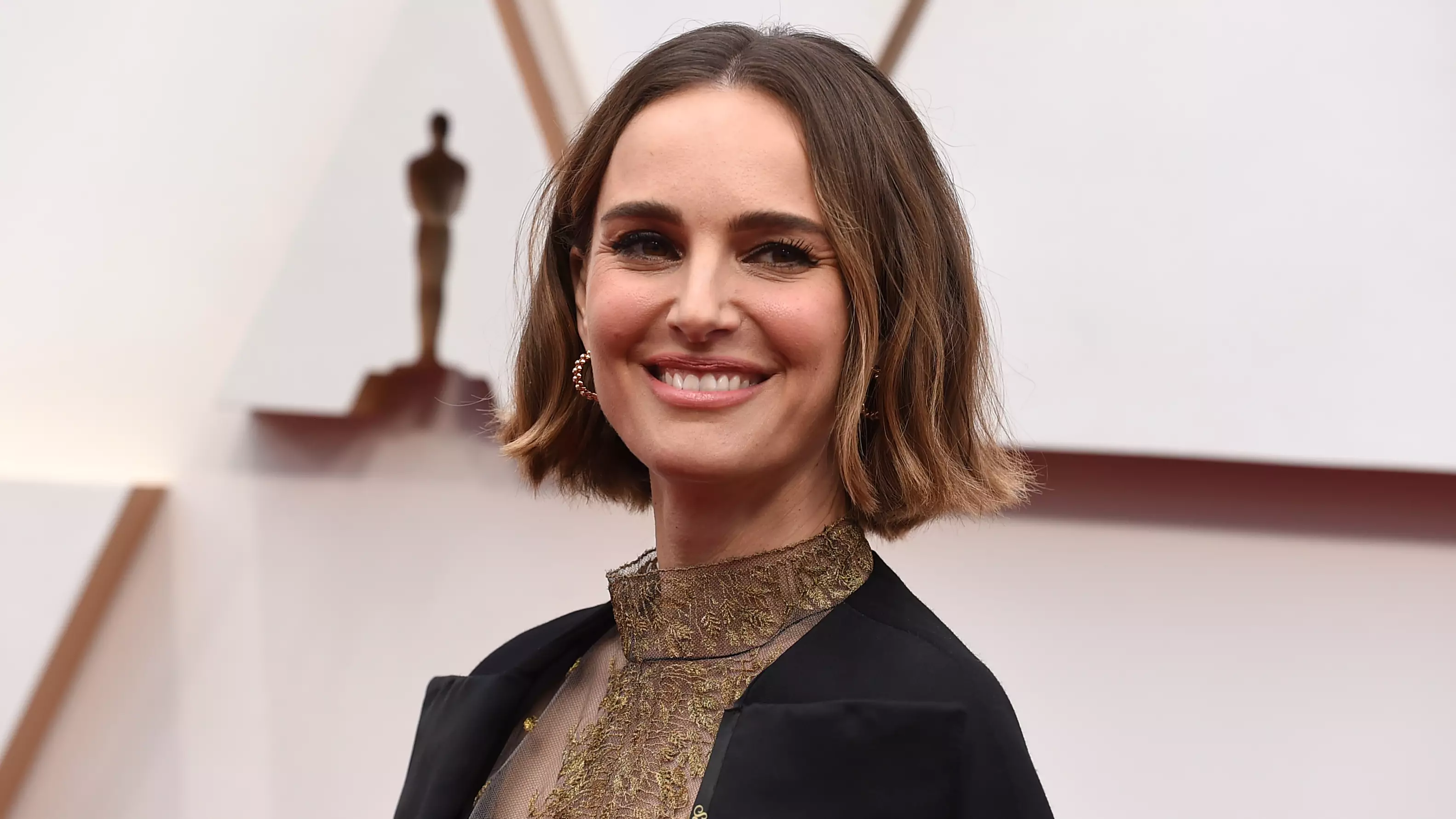 Natalie Portman Drags Oscars By Wearing Cape Embroidered With Names Of Snubbed Women