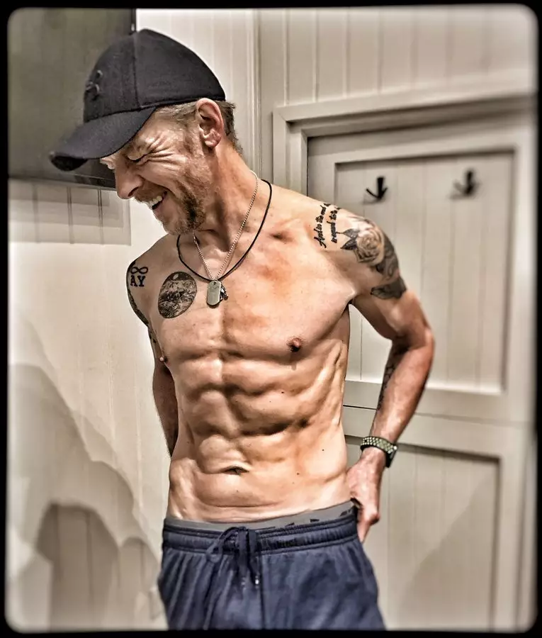 Simon Pegg's even got a six-pack as part of the impressive transformation.