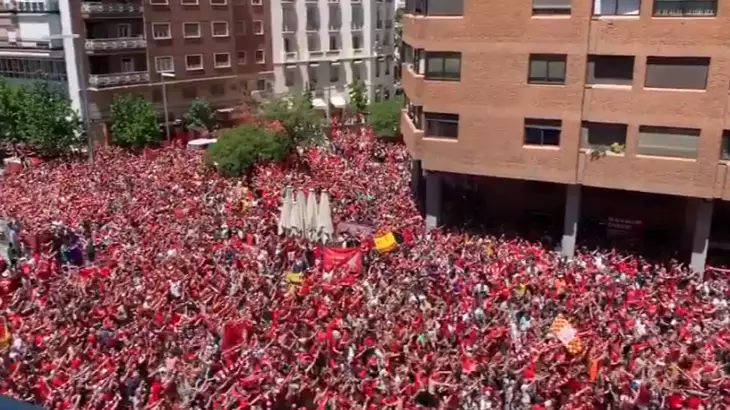 50,000 Liverpool Fans Sing You'll Never Walk Alone