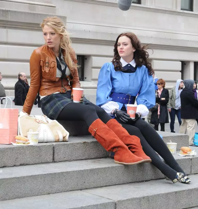 Blake Lively and Leighton Meister in the original Gossip Girl series (