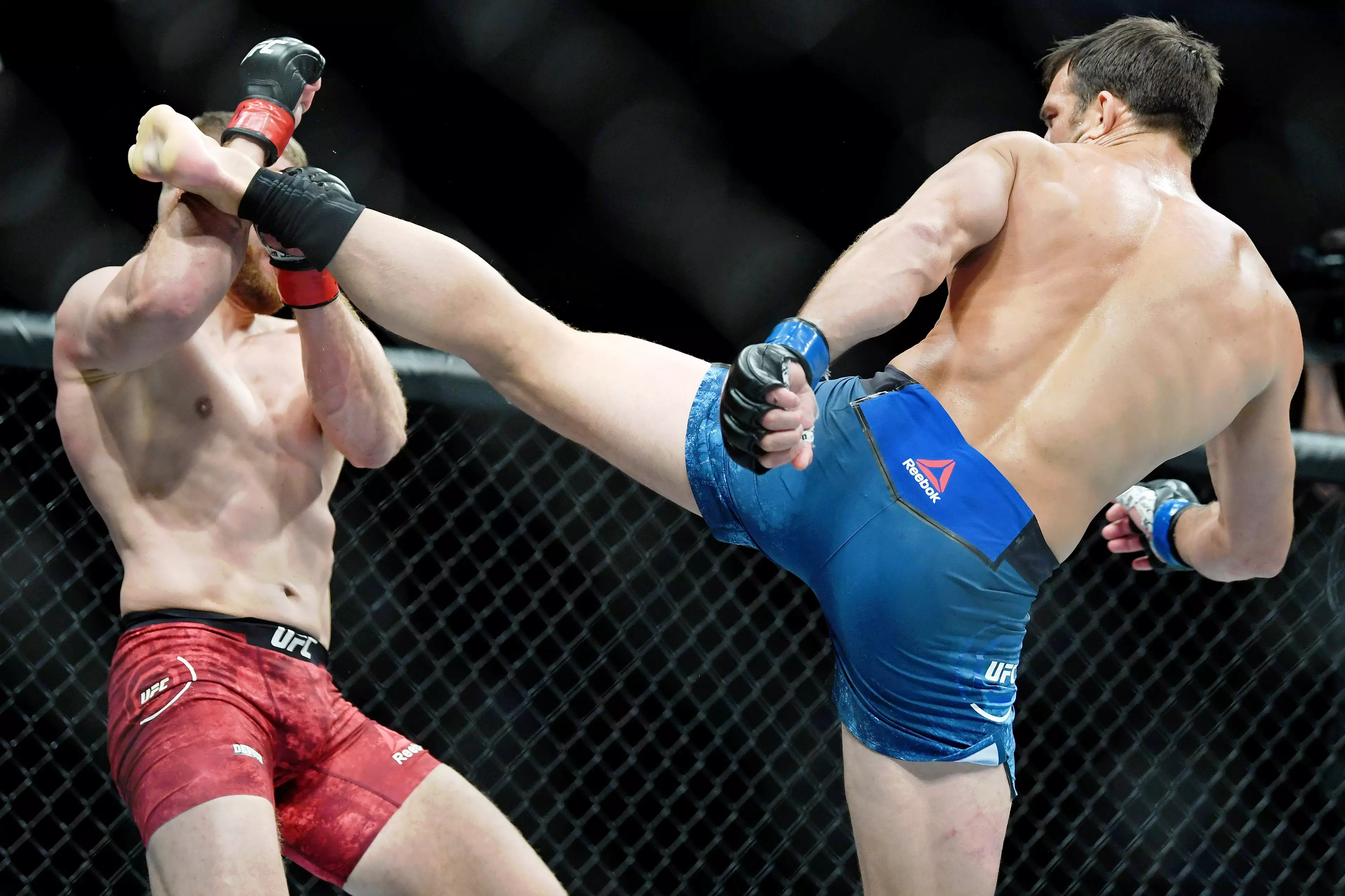 Rockhold in action against Jan Błachowicz. (Image