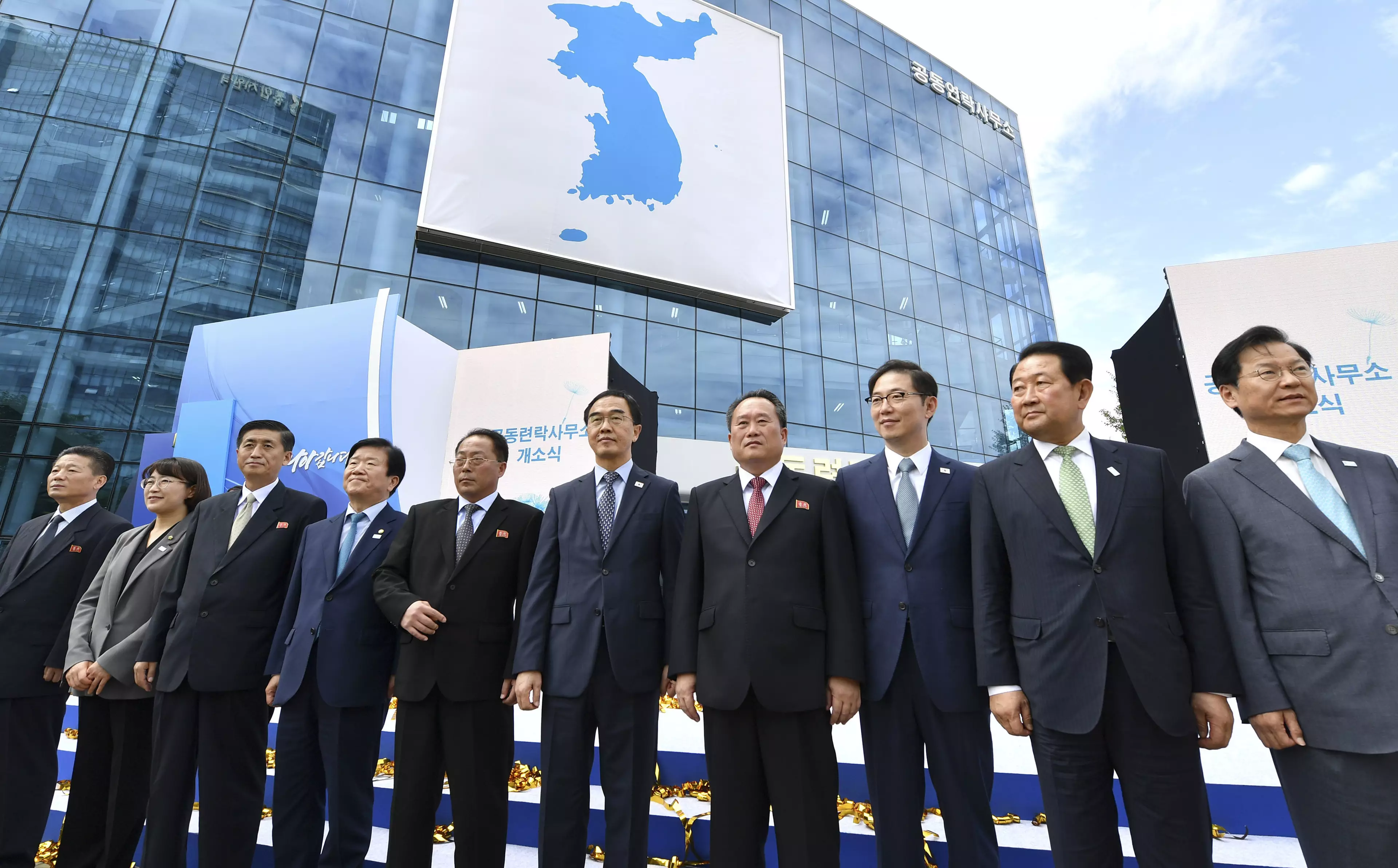 North and South Korean ministers attended the open ceremony for the inter-Korean liaison office in September 2018.