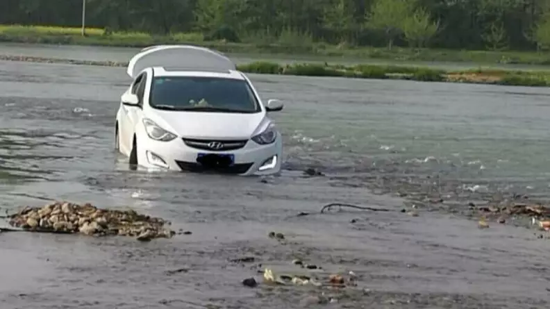 Man Drives Car Into A River Because His GPS Said So