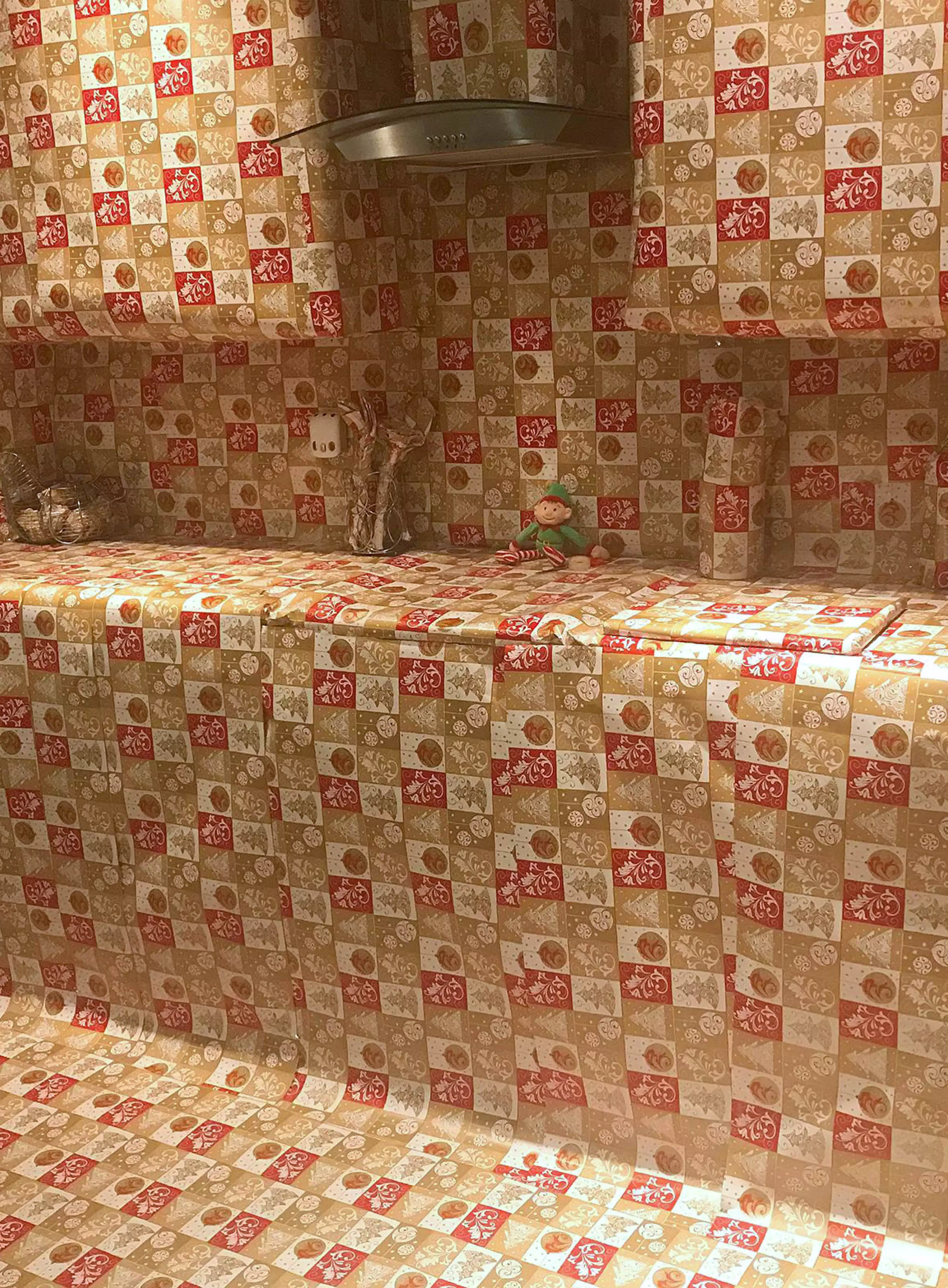 These parents played a prank on their six-year-old son and wrapped their kitchen in Christmas paper. (