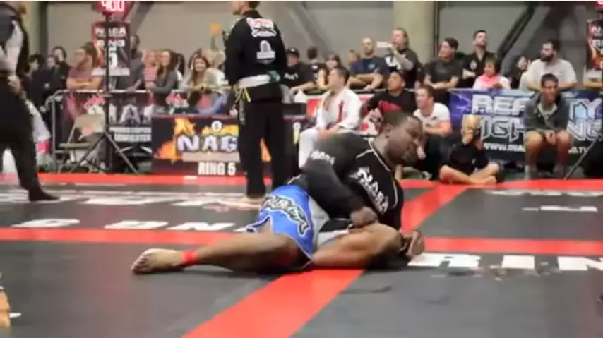 MMA Fighter Farts In Opponents Face Making Him Vomit Everywhere