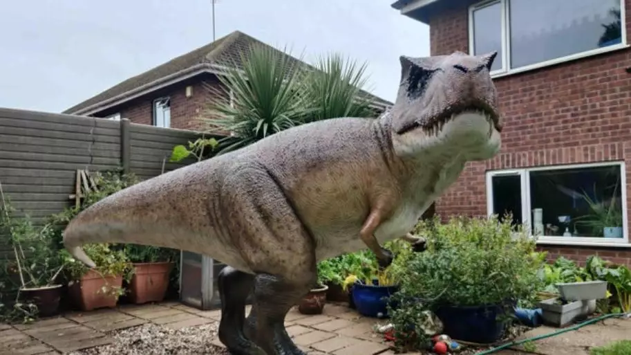 Husband Lifts Massive T-Rex Into Garden As A Surprise For His Wife 