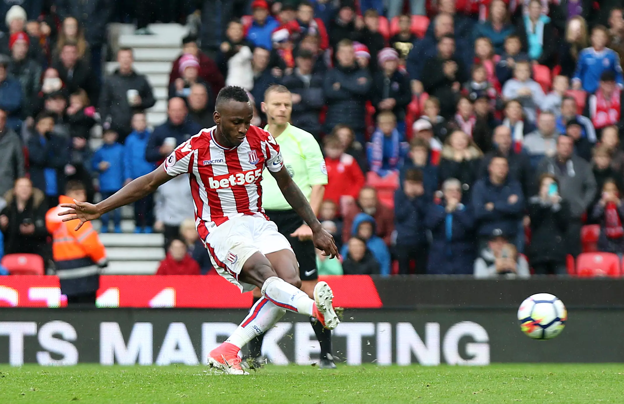 Berahino misses a penalty. Image: PA
