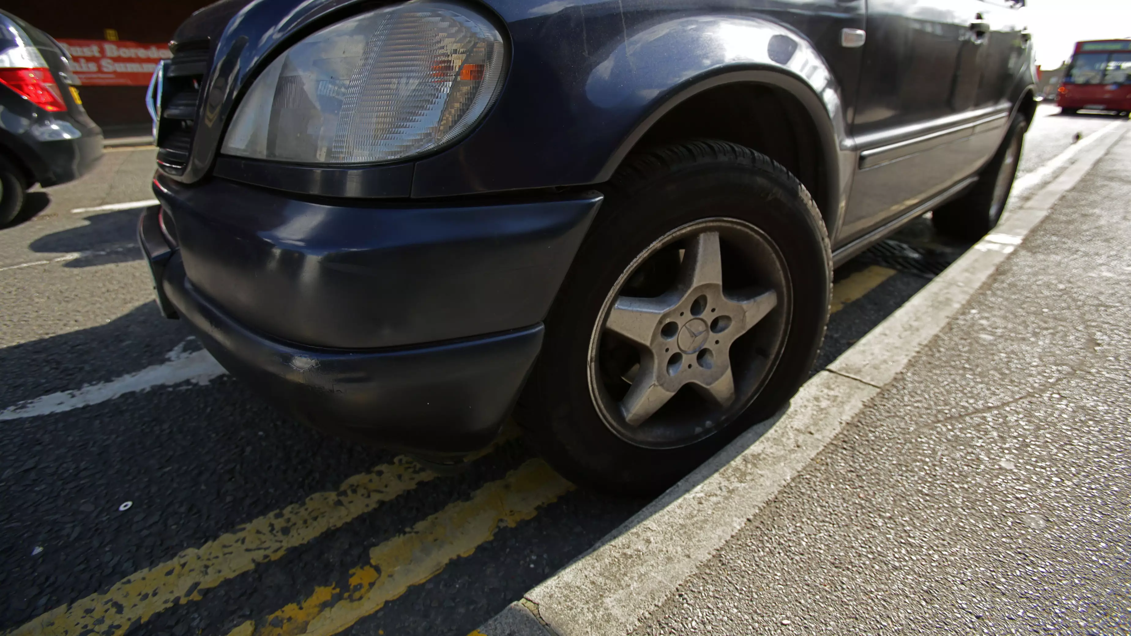 Driver Outraged After Getting Parking Fine Despite 'Not Touching' Yellow Lines