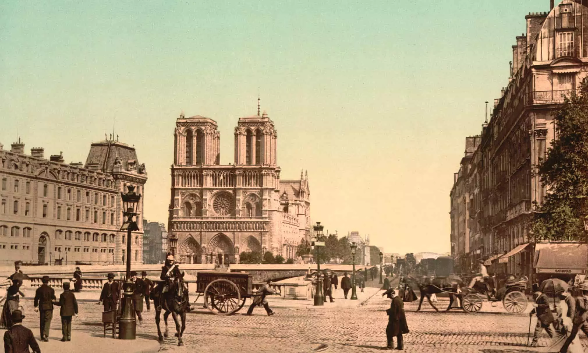 A coloured photograph of the Îsle de la Cité from about 1900.