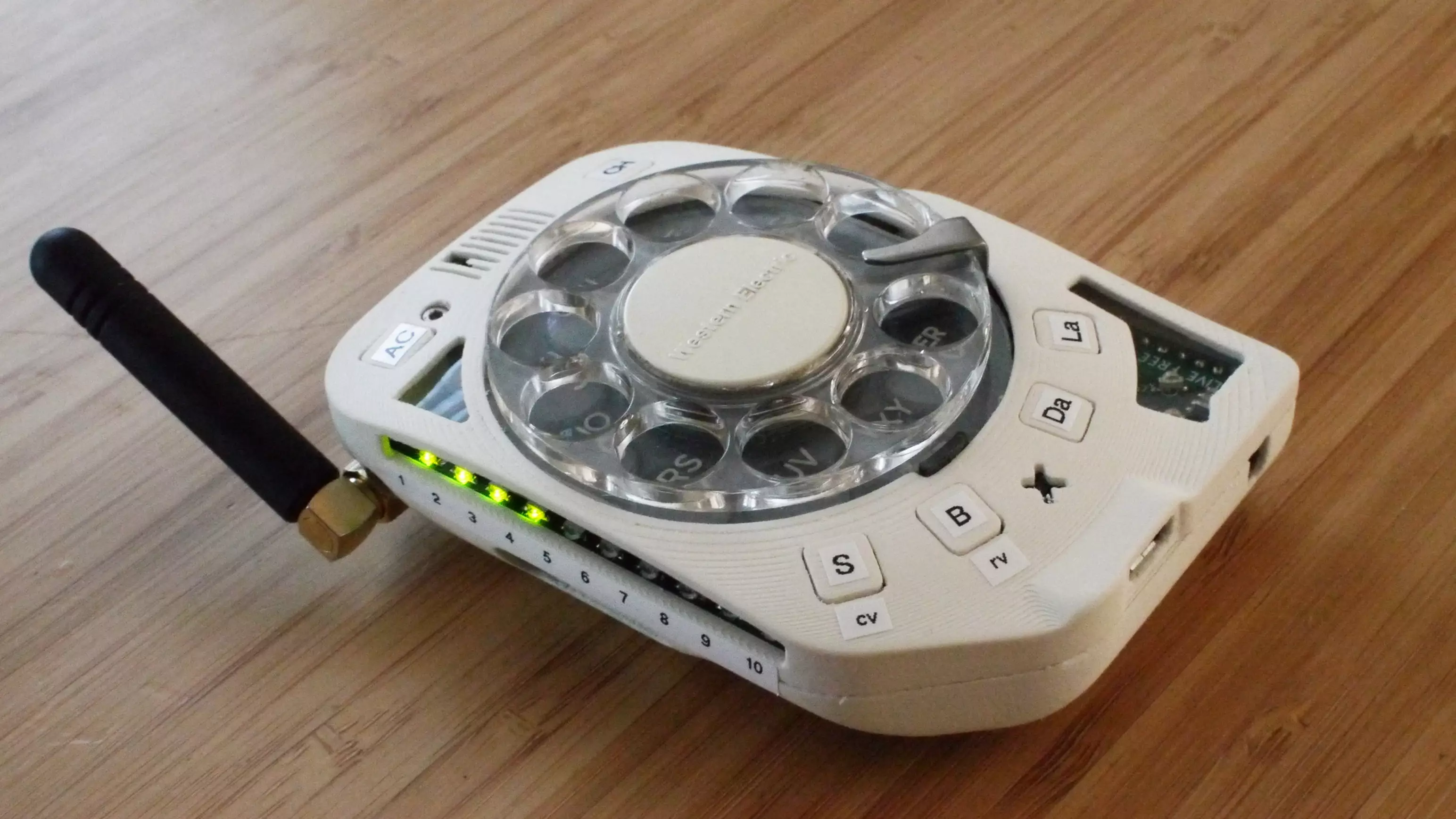 Woman Creates Fully-Functioning Distraction-Free Mobile Phone With Rotary Dial