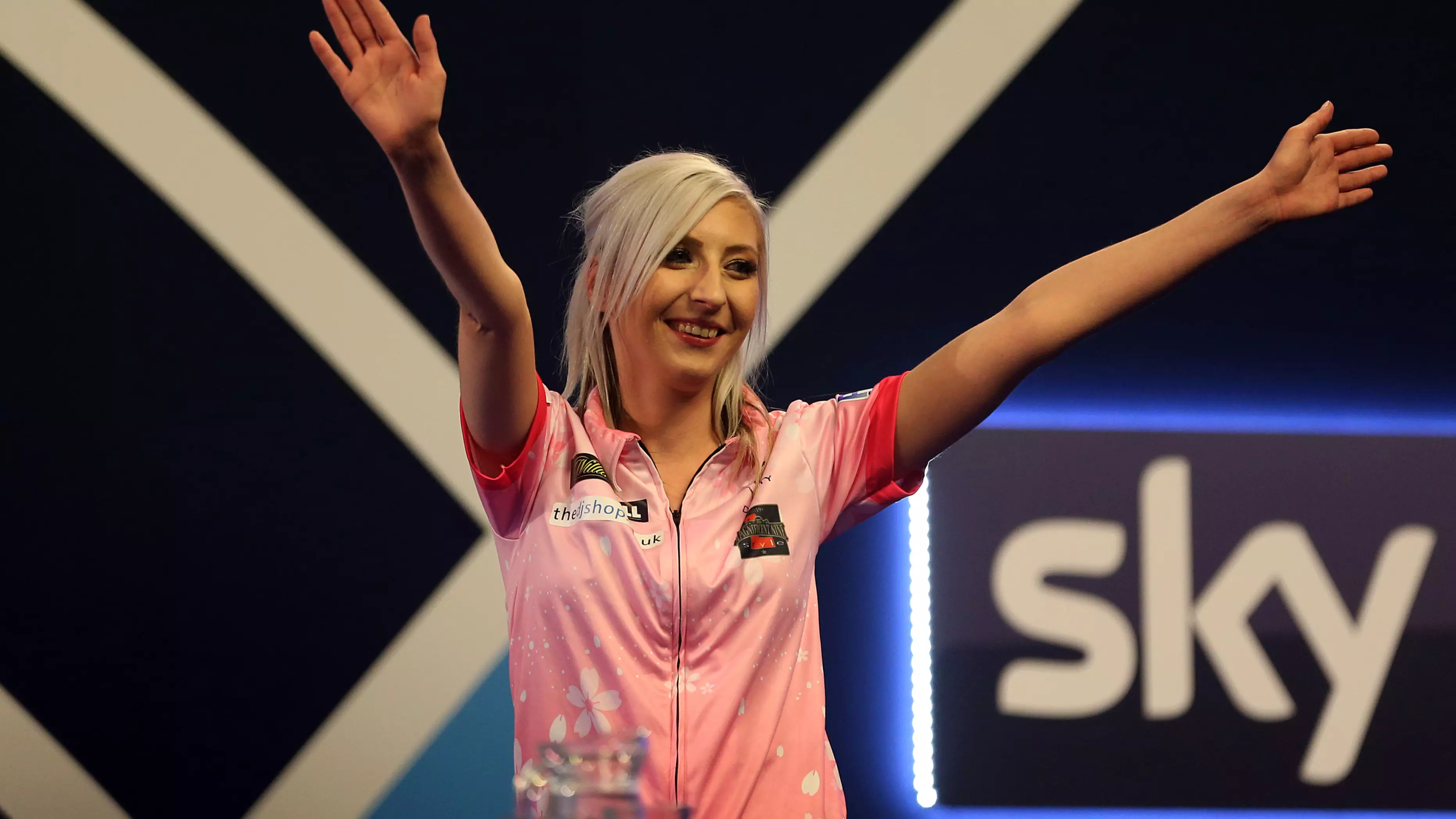 Young Mum Becomes The First Woman To Beat Man At Darts Championship