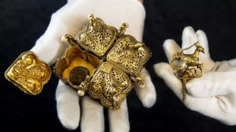 ​Couple Set To Become Millionaires After Finding Indian Treasure In Attic