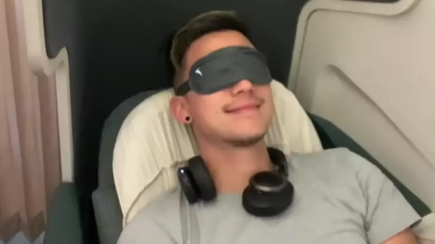 YouTuber Reveals He Got A Free Upgrade To Business Class By Pretending To Break His Ankle