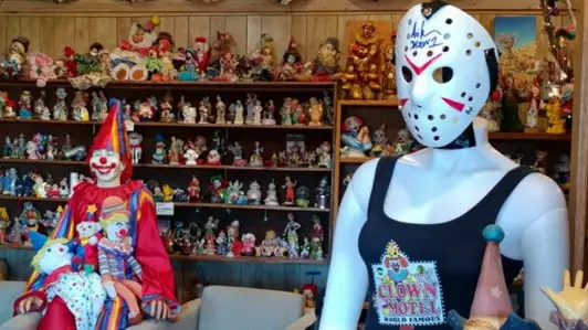 Creepy Clown Motel Has More Than 2,000 Figurines And Is Located Next To A Cemetery