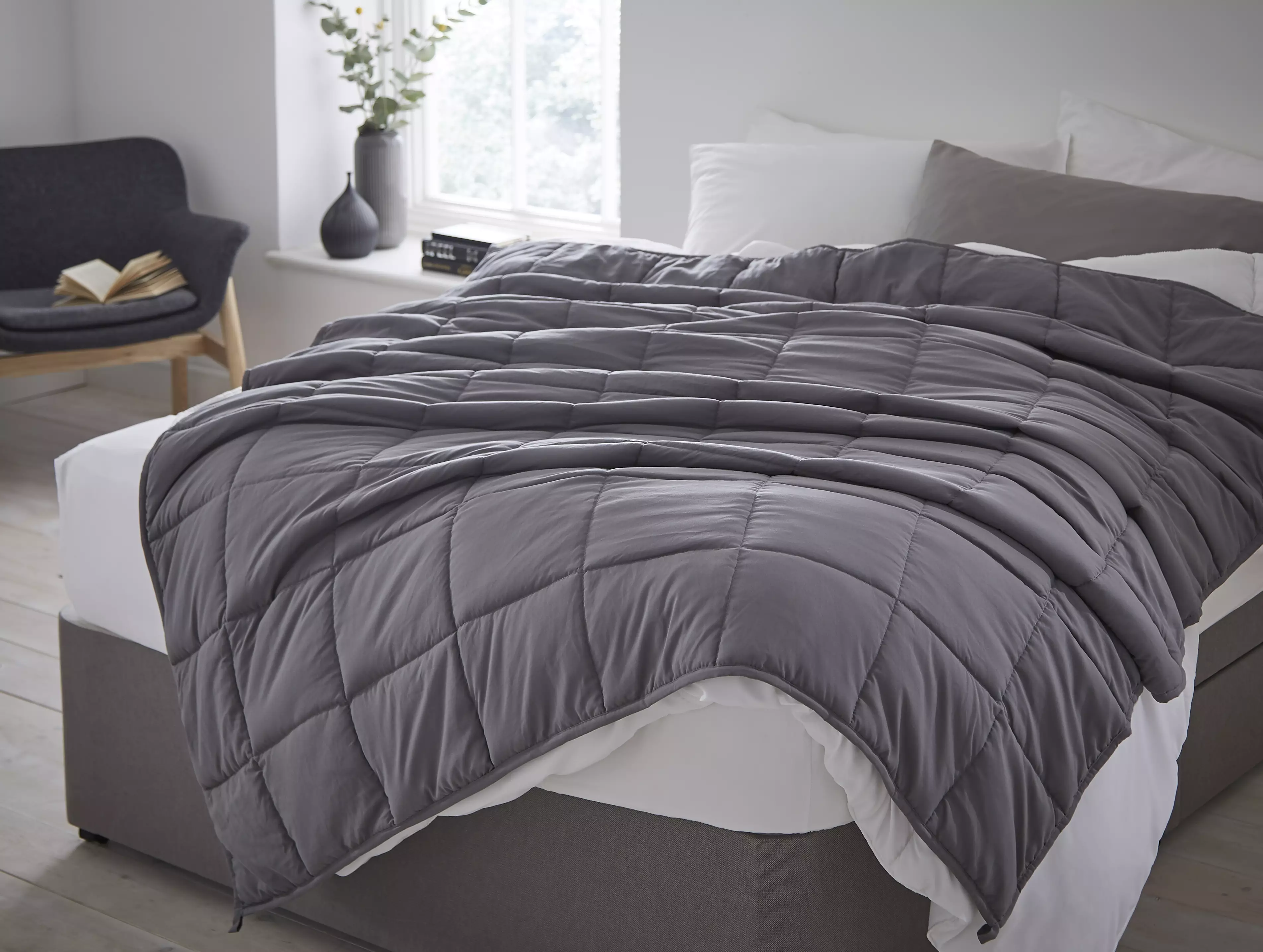 Designed by experienced sleep experts, the blanket eases stress and anxiety (