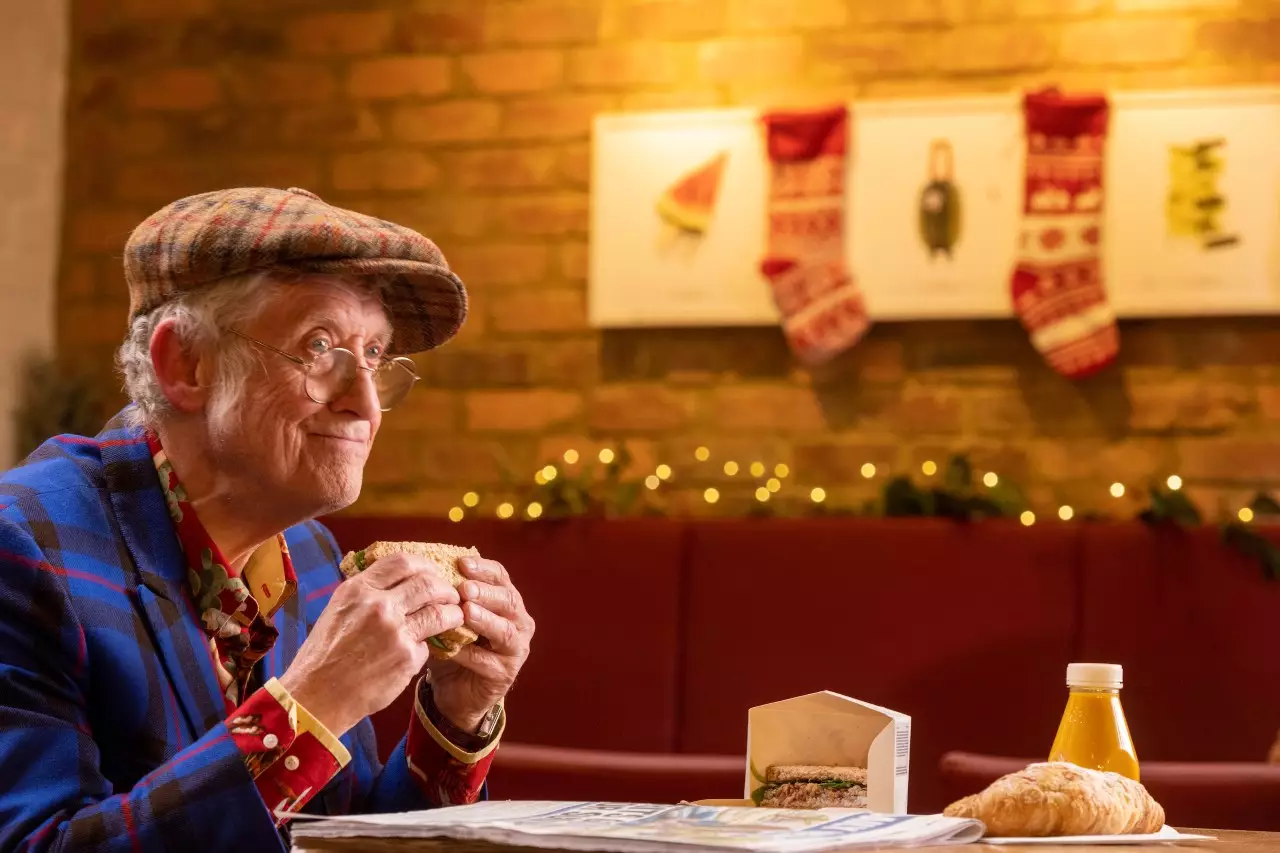 Yep, that's Noddy Holder eating a Christmas sandwich (