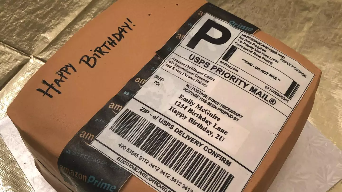 Husband Gets Wife Amazon-Themed Birthday Cake Because She Loves Online Shopping