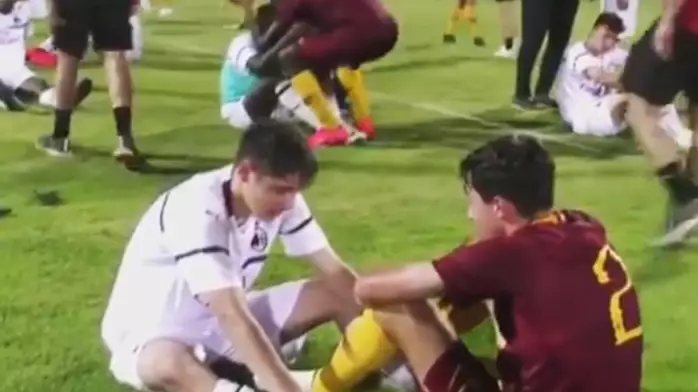 Roma's Under 15s Consoled The AC Milan Team After Beating Them To The Title