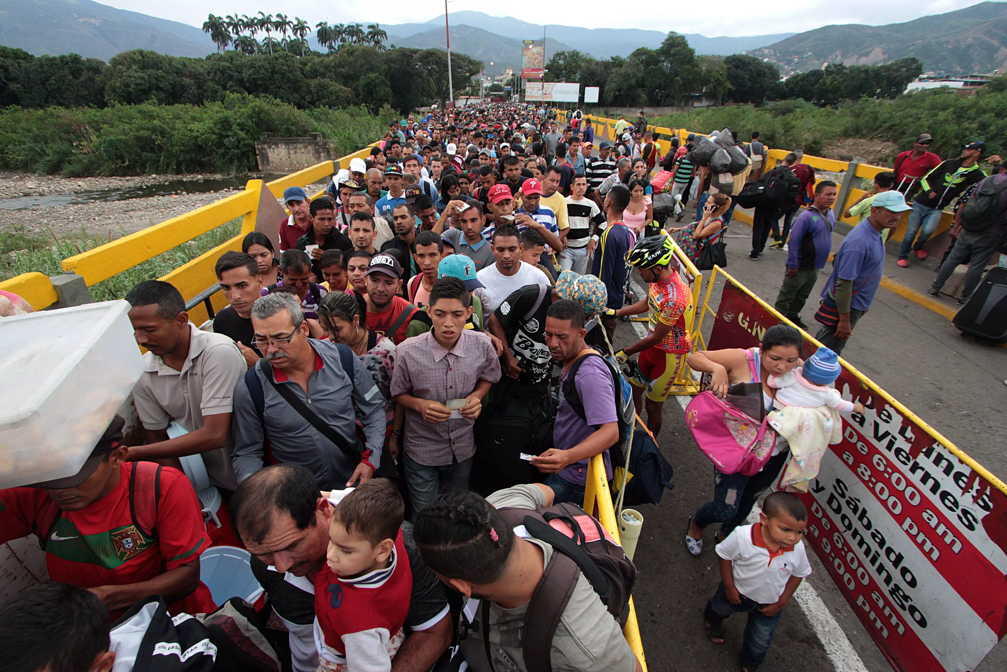 Shocking Images Show Thousands Of Venezuelans Fleeing To Colombia 