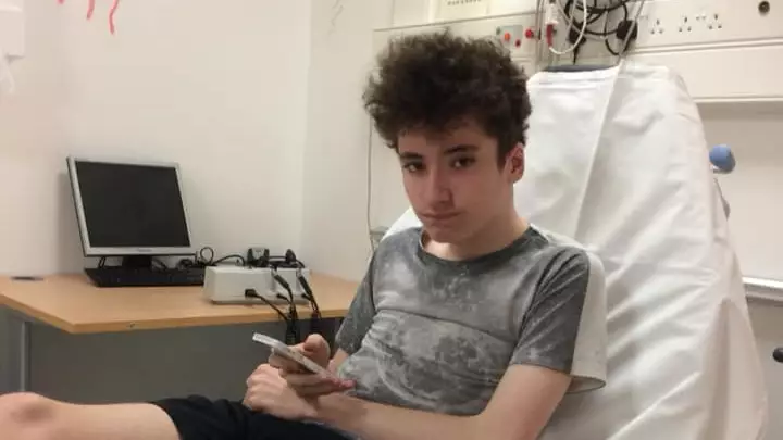 Teenager Saved From Seizure When Fellow Gamer Calls Ambulance From 5,000 Miles Away