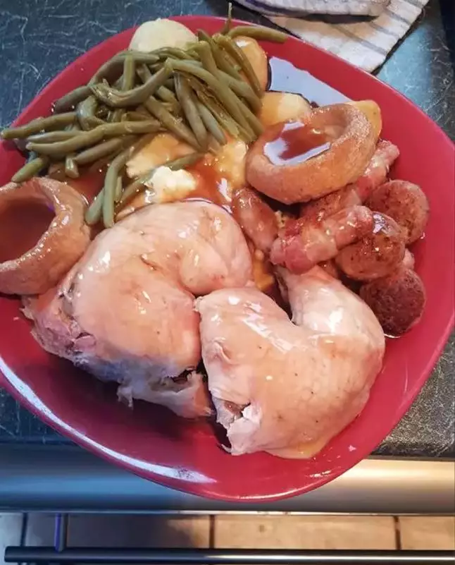It's not the first time a diner has disgusted followers with their roast dinners.