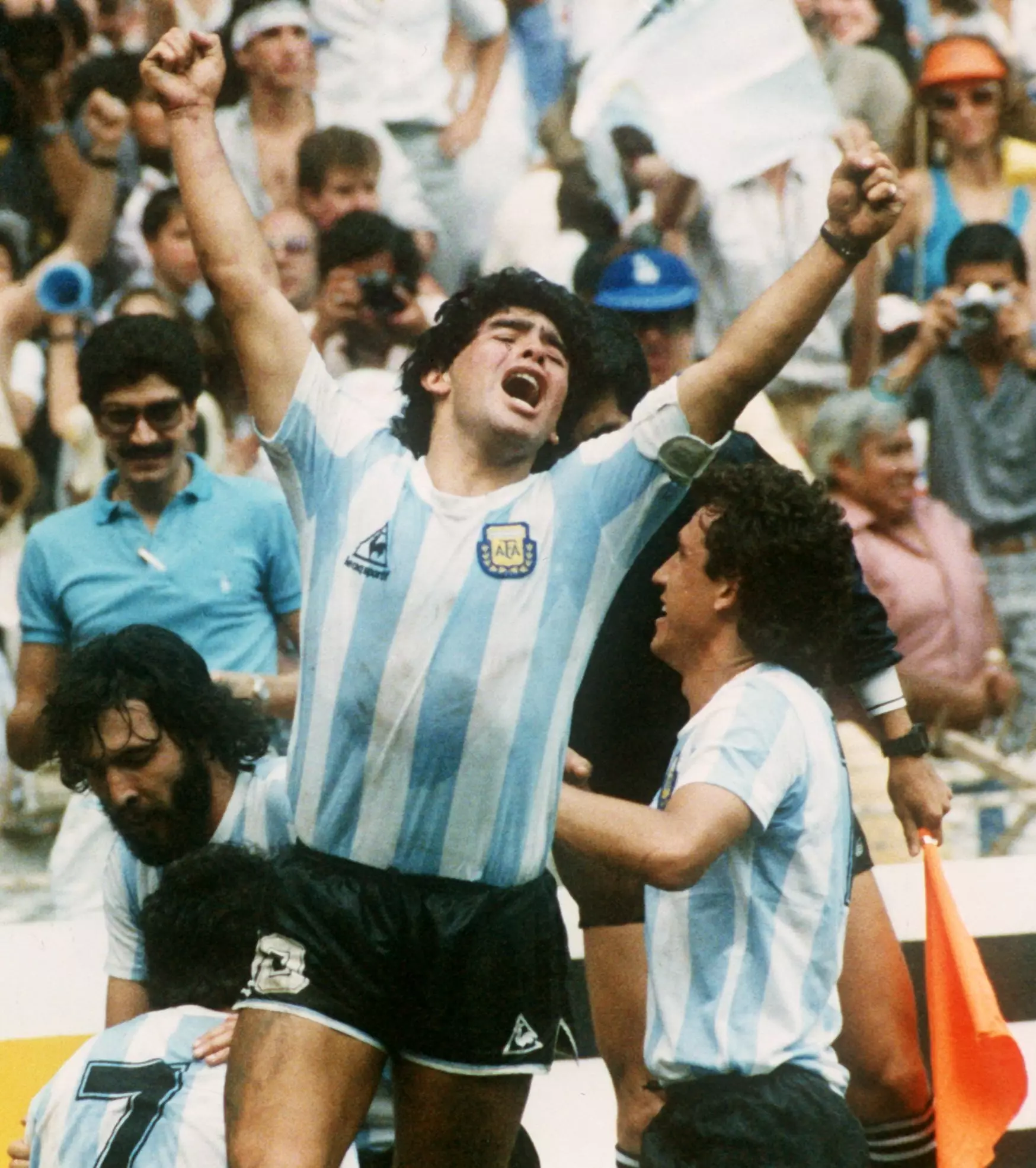 Maradona lifting the World Cup in 1986 (Image
