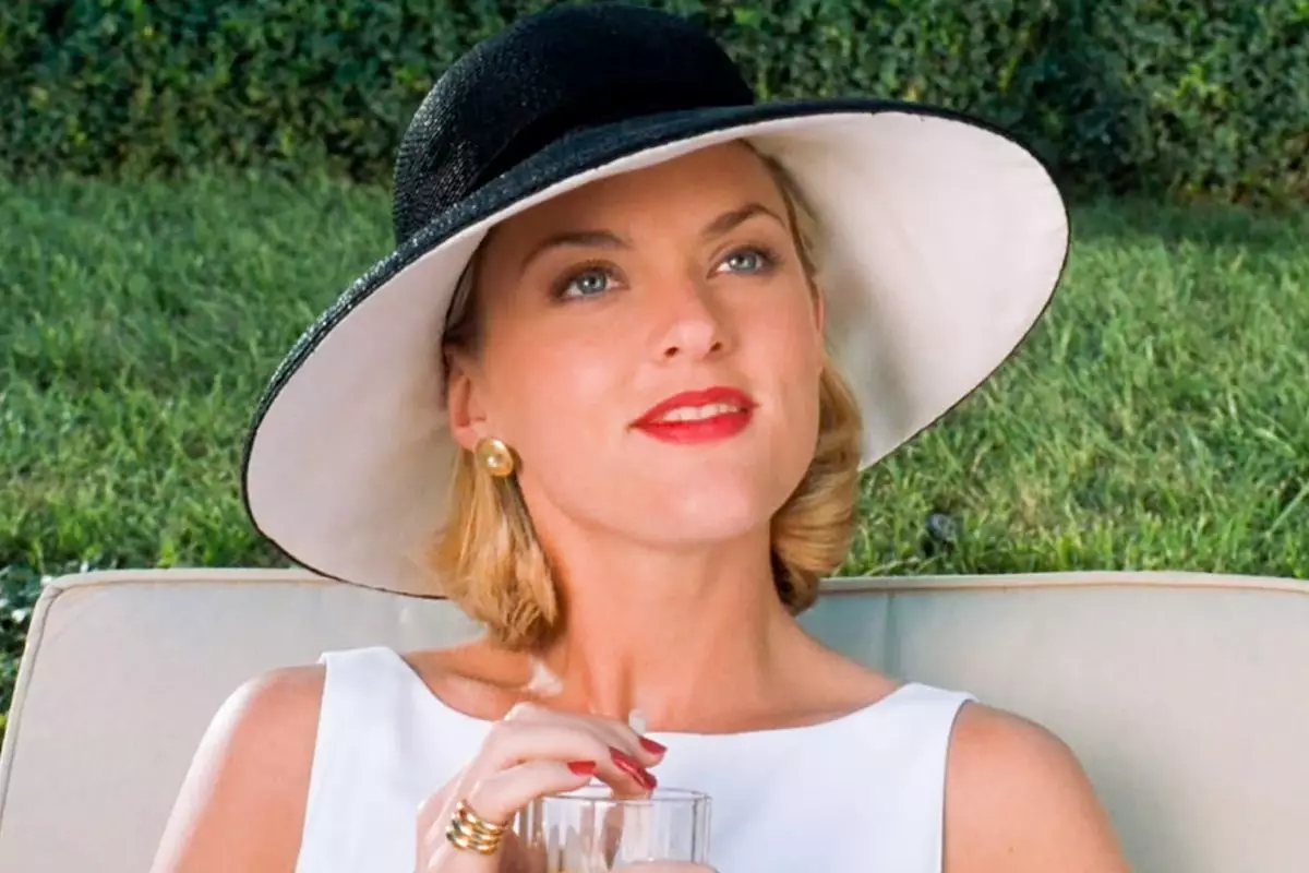 Elaine Hendrix is widely known for her role in The Parent Trap. (