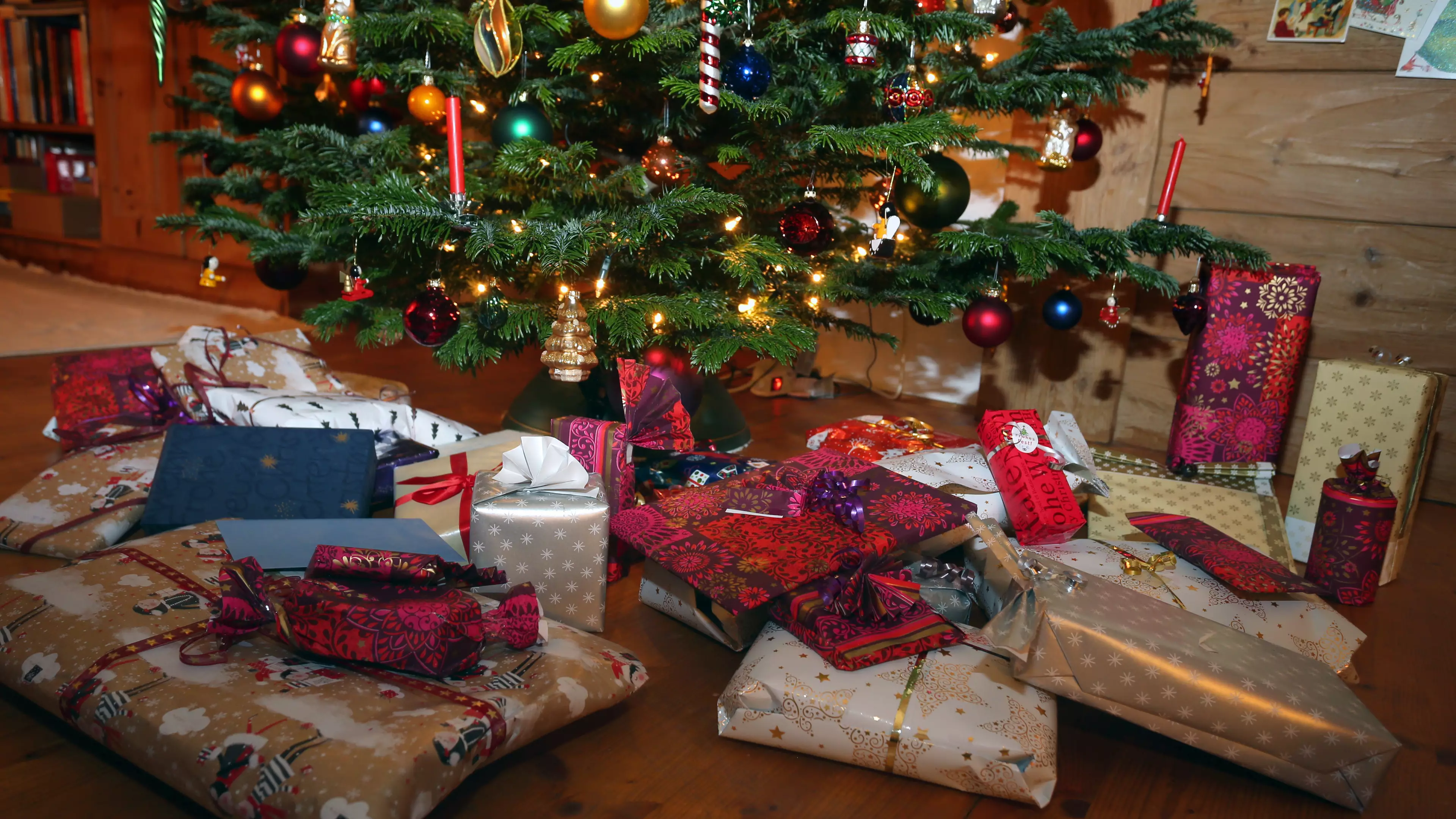 People Who Can't Wrap Christmas Presents Bring More Joy, Study Says