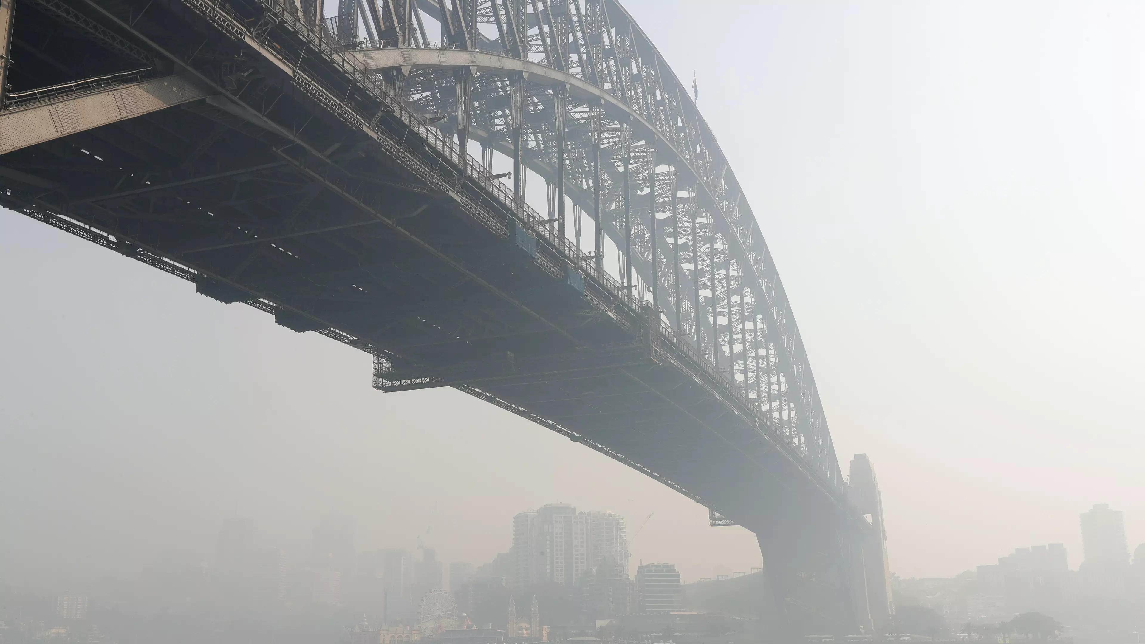 Bushfires Cause Thick Smoke To Cover Sydney 