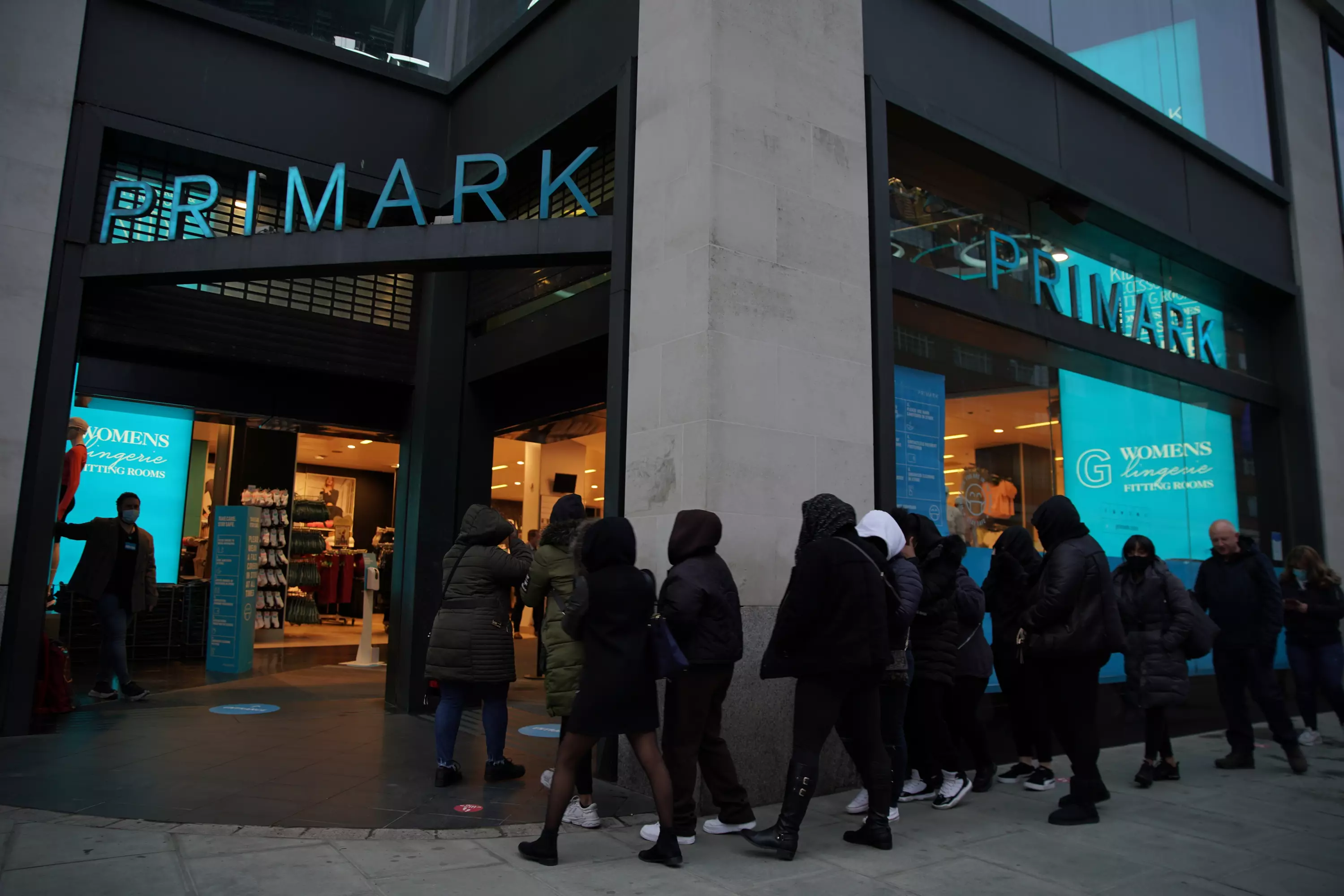 Oxford Street, London saw tonnes of shoppers head to Primark before work (