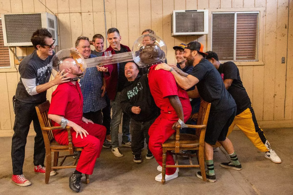 Johnny Knoxville, Ehren McGhehey, Preston Lacy, Sean 'Poopies' McInerny, Steve-O, Dave England, Wee Man, Dark Shark, Chris Pontius, Jasper and Nick Merlino.