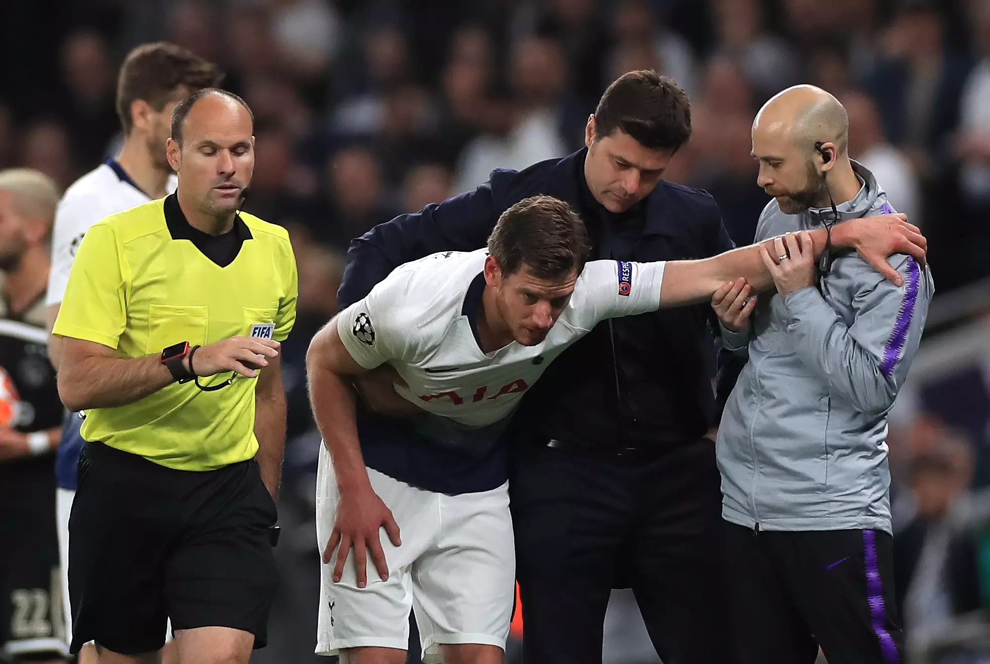 Vertonghen being helped by manager Mauricio Pochettino and officials (Image