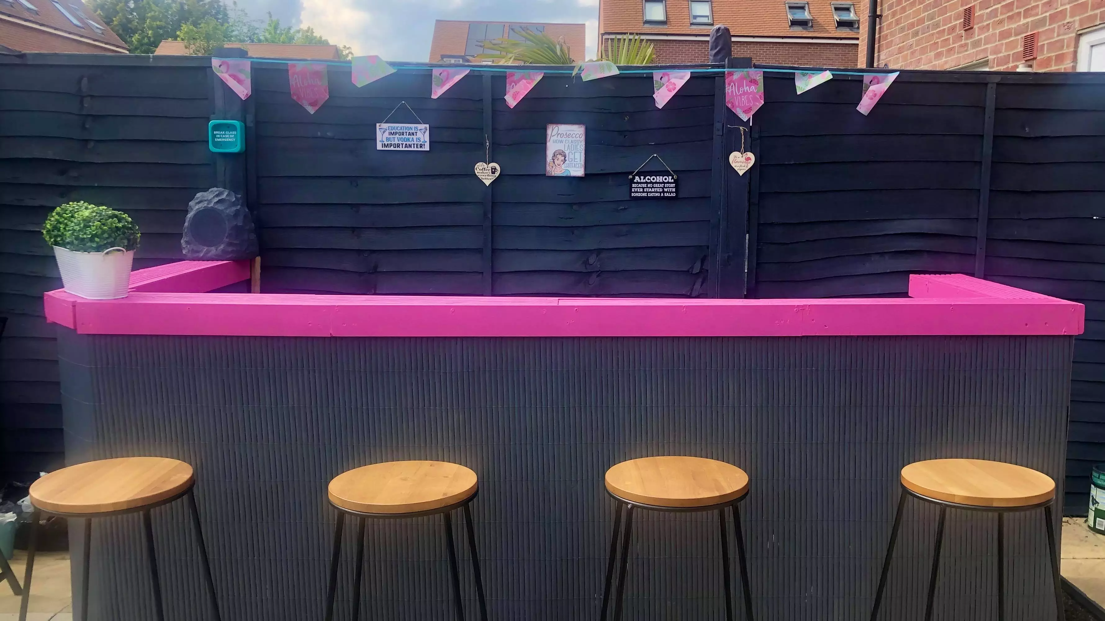 These Gorgeous Outdoor Bars Made From Wooden Pallets Are So Easy To Recreate