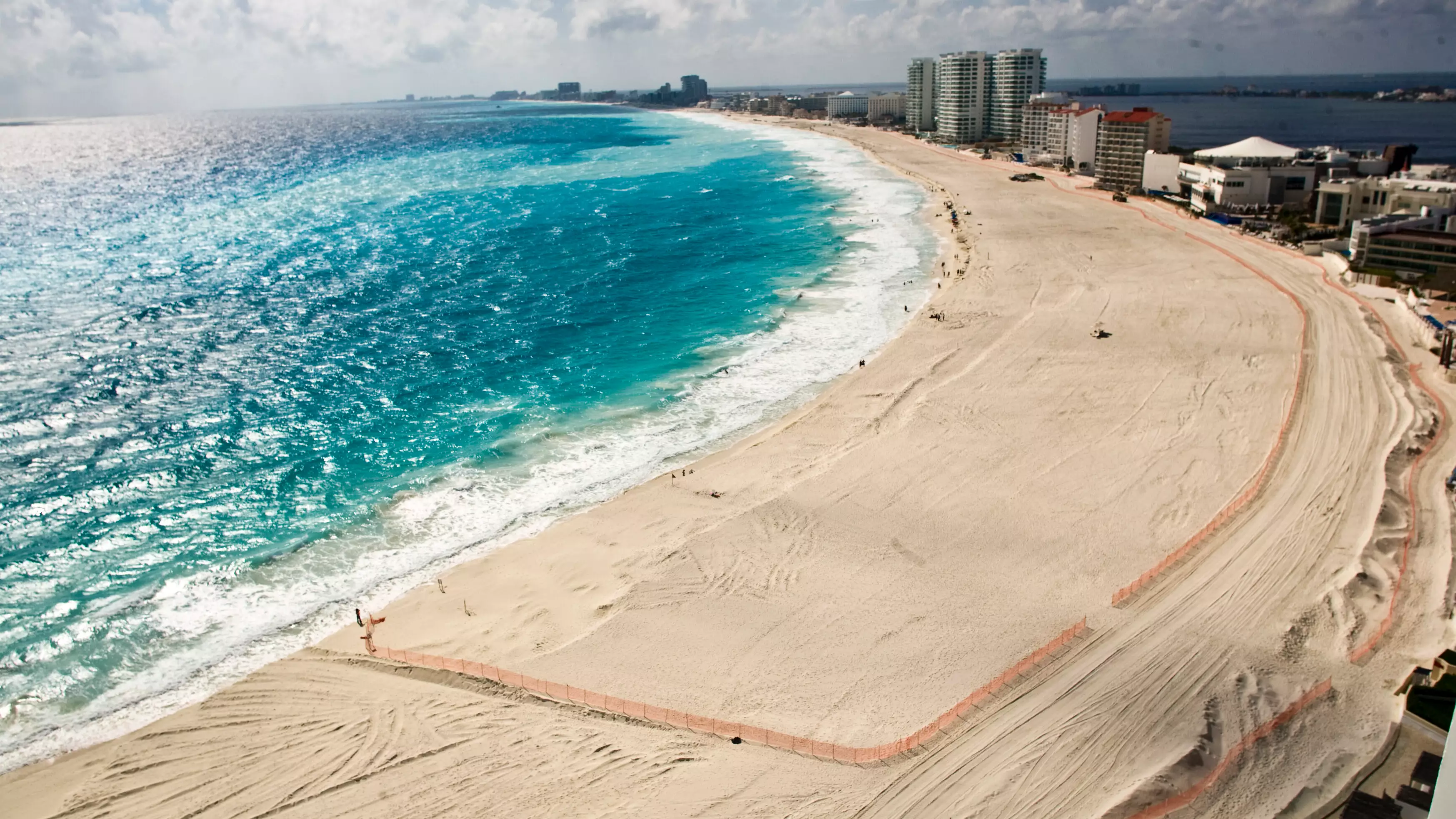 Mexico's Cancún Holiday Hotspot Offering Free Hotels, Meals And Theme Park Entry
