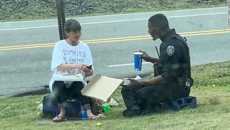 Photo of Police Officer Sharing Lunch with Homeless Person Goes Viral