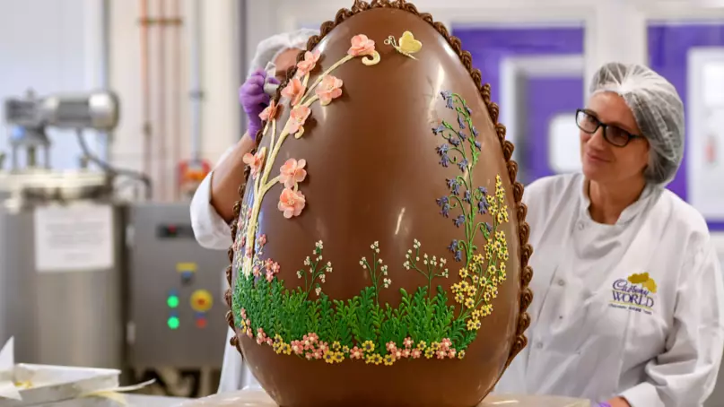 Cadbury Has Created A Giant 7st Easter Egg And It Looks Incredible