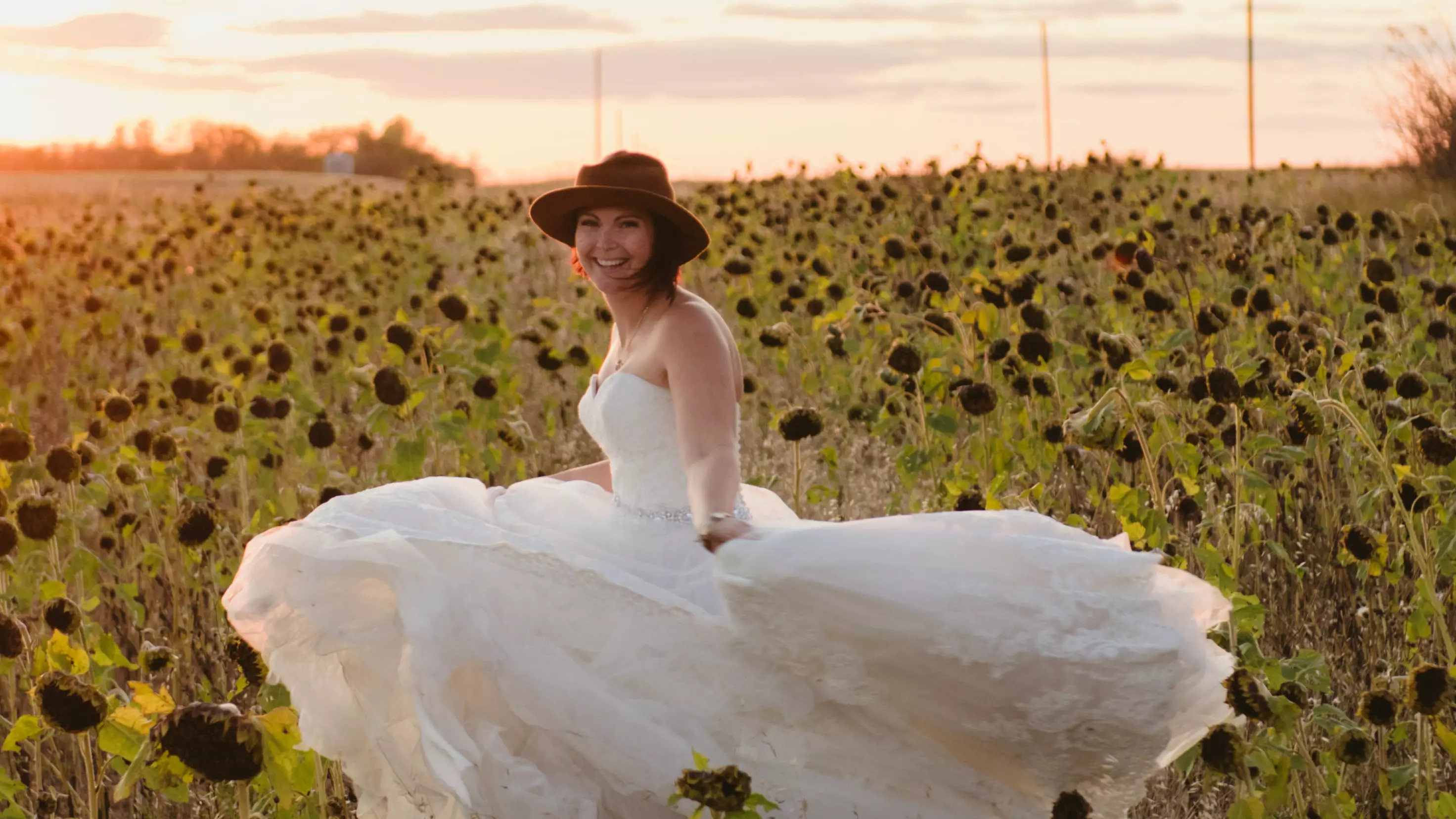 Widow Poses In Wedding Dress Every Year To Remember Late Husband 