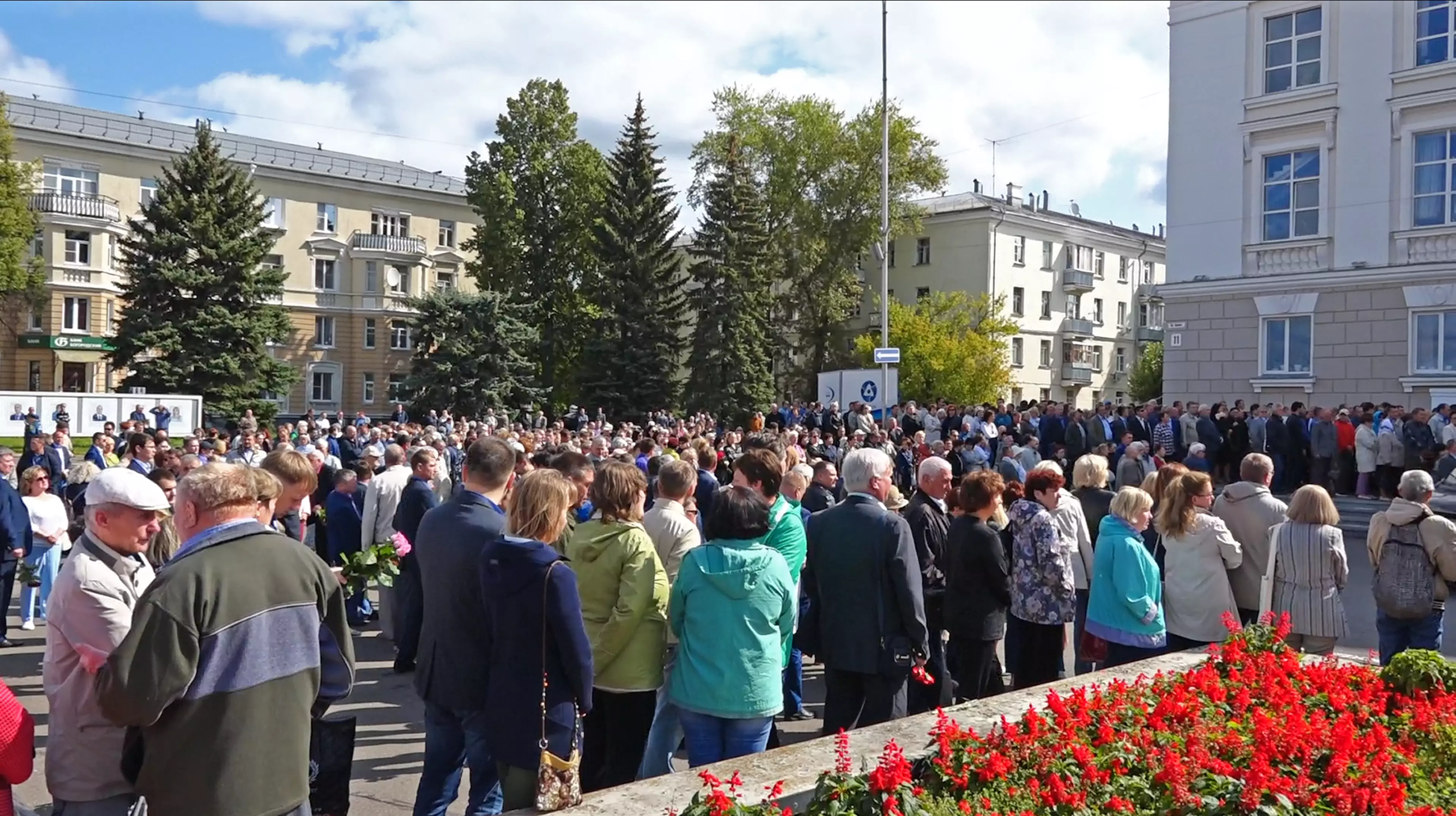 People gathered for the funeral of the five workers in Sarov.