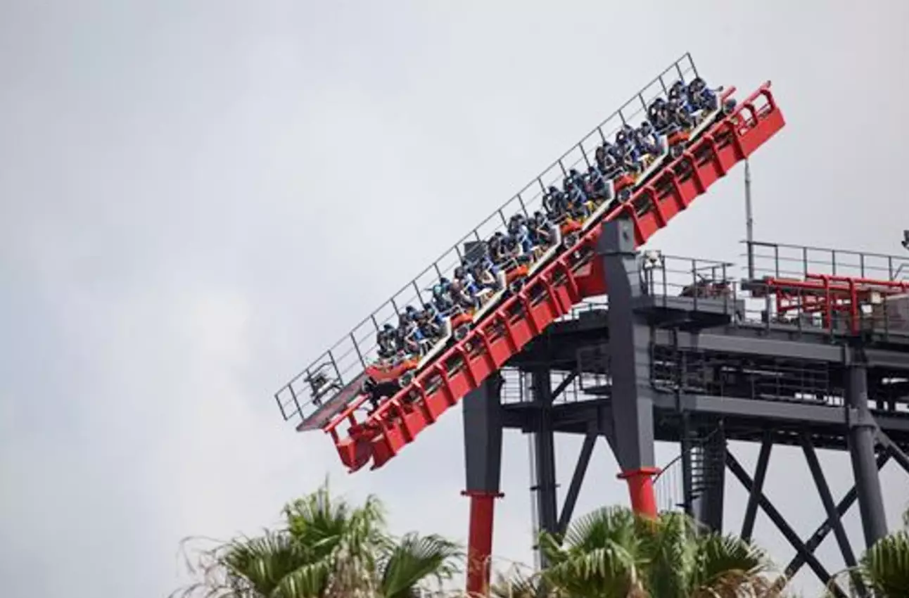 Ride Malfunction Leaves Tourists Hanging On A 90 Degree Angle. credit: AsiaWire 