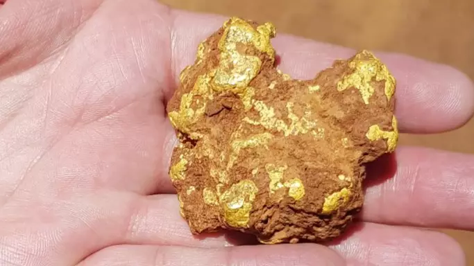 Hunt Is On To Find Gold Nugget Worth $50,000 After It Fell Out Of Car Travelling On Aussie Highway
