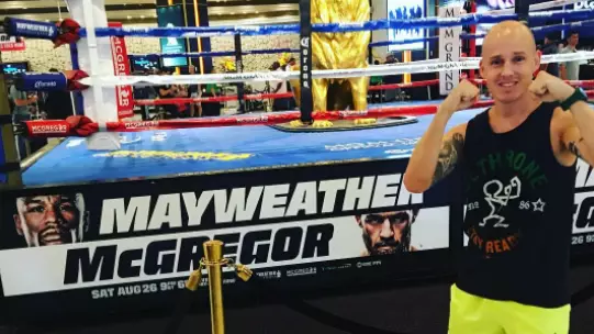 This Guy Managed To Blag Himself Ringside Seats For Mayweather-McGregor Fight 